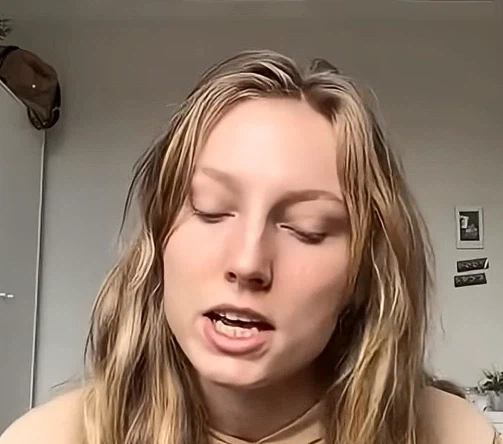 꿈을 포기하고 9 to 5 직장에 취직한 여성_5.webp