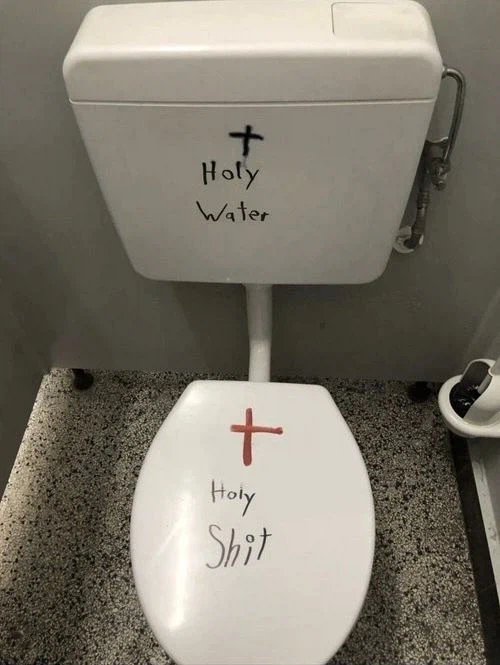 변기에 성수를 넣으면 생기는 일_1.webp