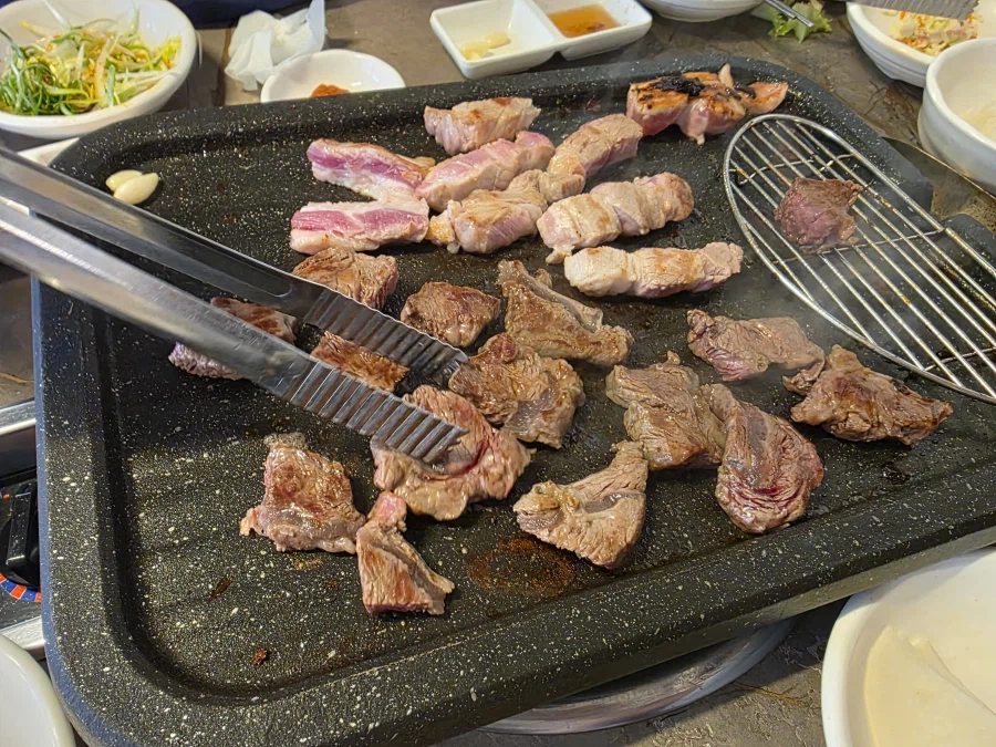 가족들과 산속에서 즐기는 고기뷔페_7.webp