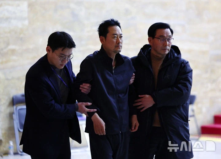 부축 받으며 이동하는 장동혁 대표_1.webp