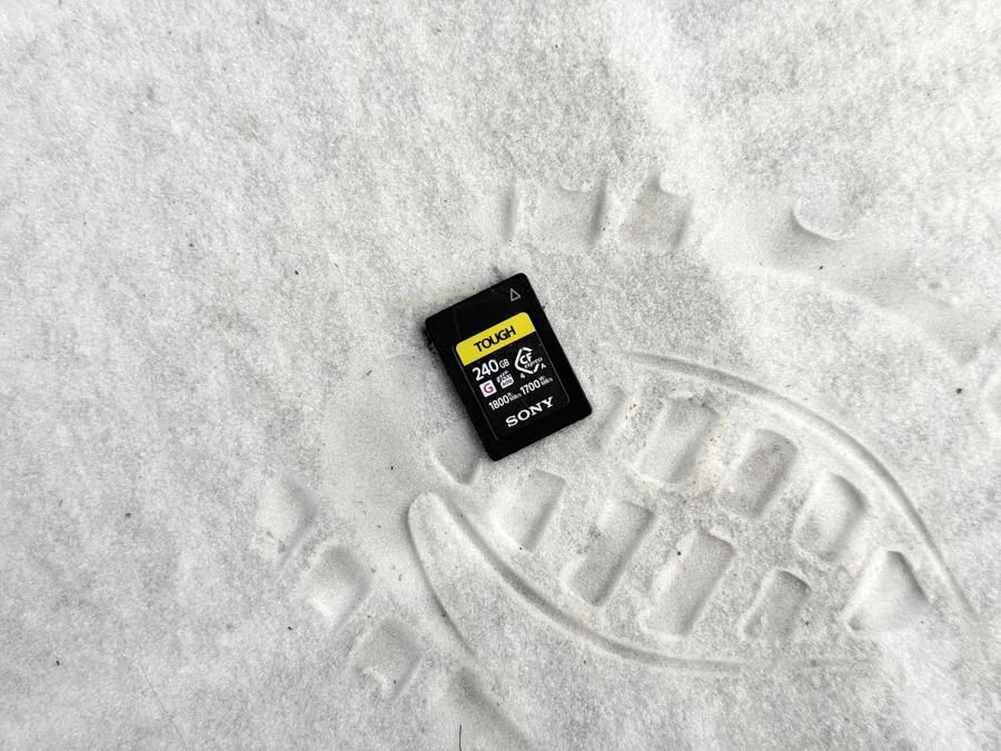 하루를 믿고 맡길 수 있는 메모리 카드, 소니 터프 CEA-G240T_1.webp