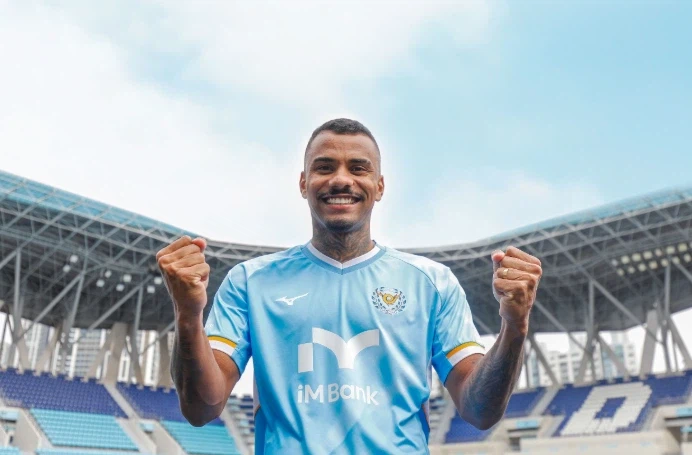 세라핌 유니폼 샷_2.webp