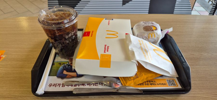 맥도날드에서 소시지 에그 맥그리들 세트 + 핫케이크를 먹어봤습니다._1.jpg