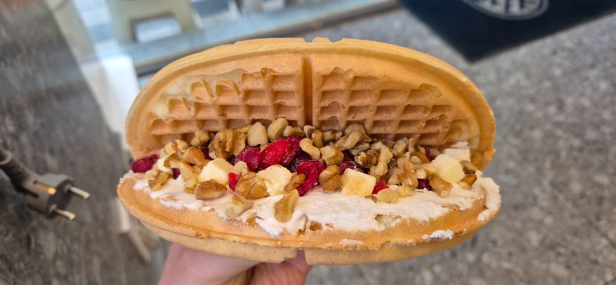 와플대학에서 치즈케이크&크랜베리 와플을 먹어봤습니다._2.jpg