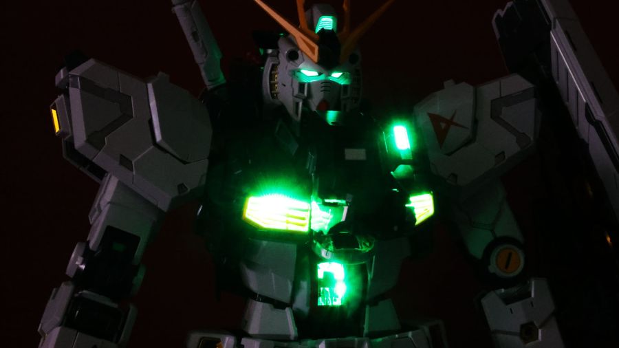 PG 언리쉬드 뉴 건담 롤아웃 포징 사진_8.jpg