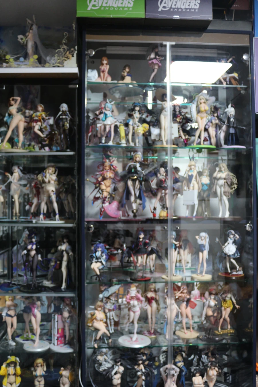 장식장 뒤에 거울 붙인 겸 미소녀 피규어 재배치_2.webp