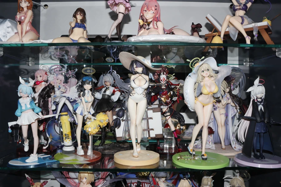 장식장 뒤에 거울 붙인 겸 미소녀 피규어 재배치_4.webp