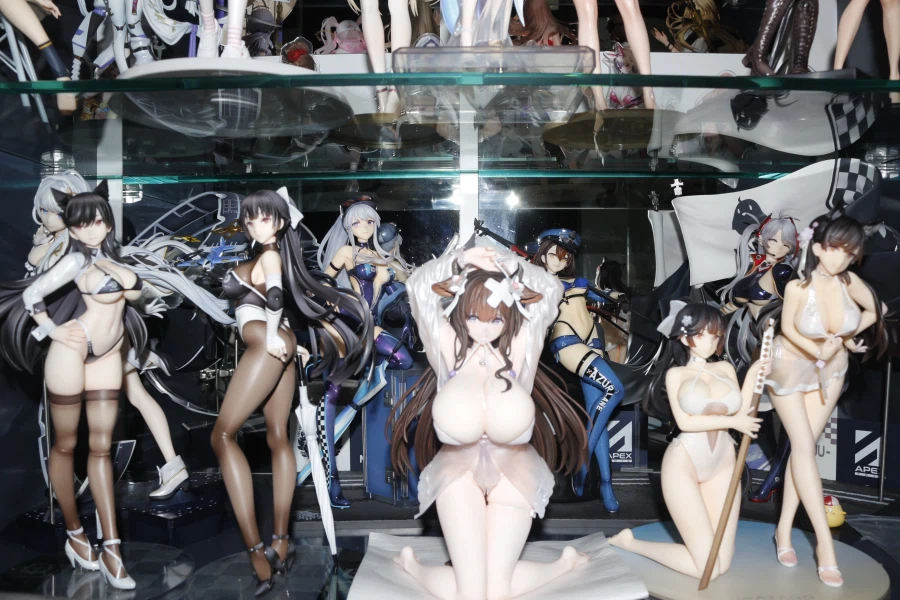 장식장 뒤에 거울 붙인 겸 미소녀 피규어 재배치_8.webp