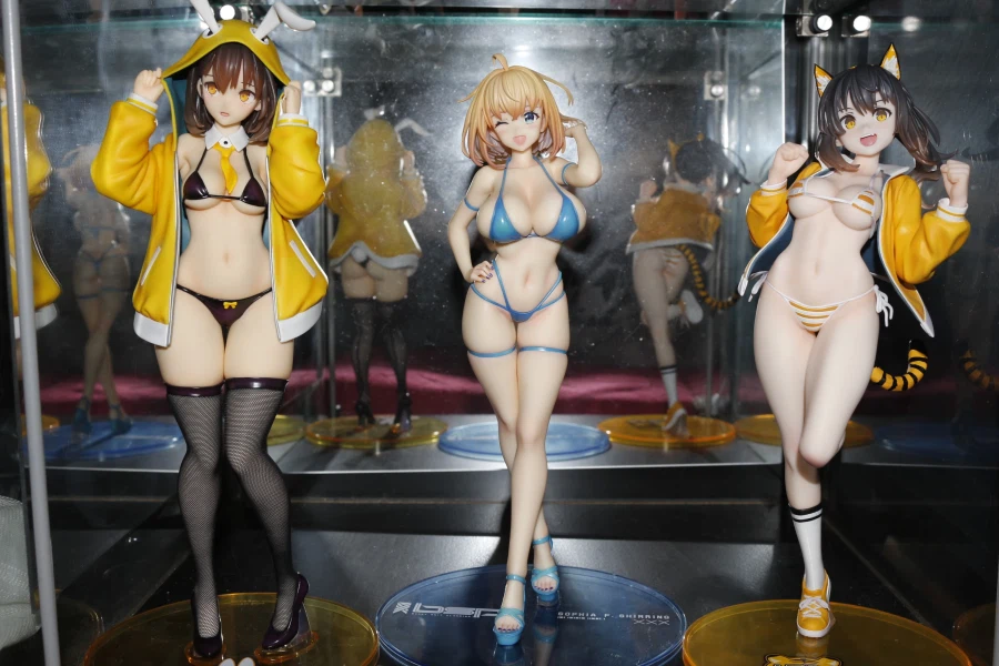 장식장 뒤에 거울 붙인 겸 미소녀 피규어 재배치_13.webp