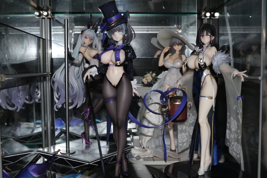 장식장 뒤에 거울 붙인 겸 미소녀 피규어 재배치_11.webp