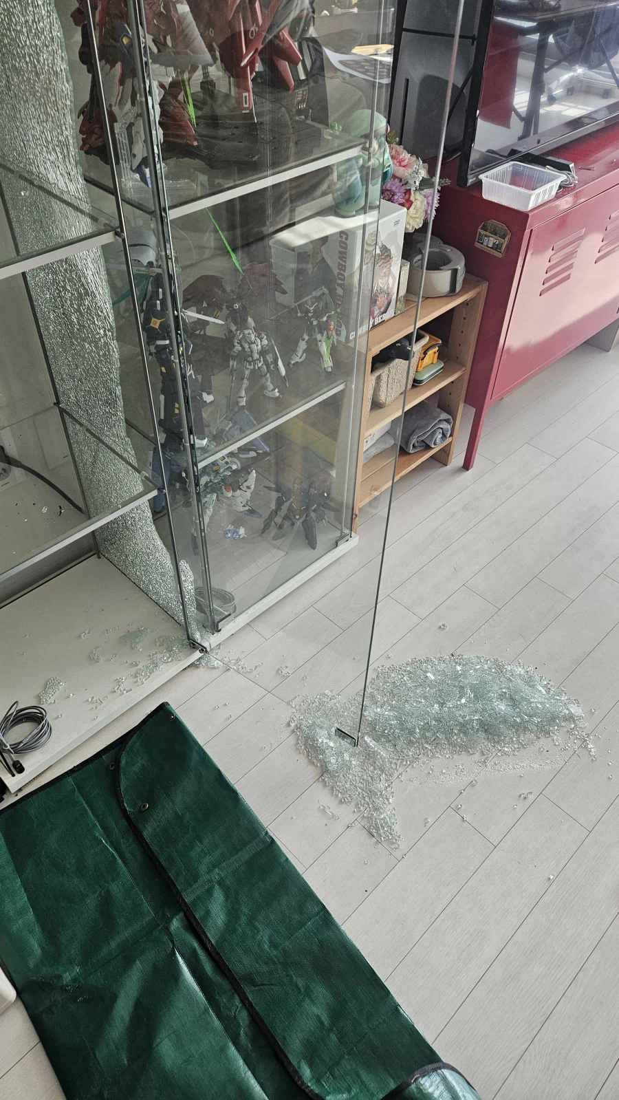 이케아 데톨프가 한쪽면이 폭발했습니다_2.webp