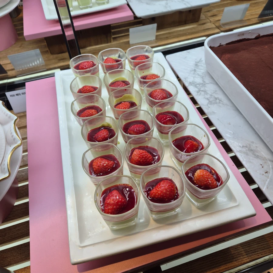 빕스) 2026 딸기시즌_5.webp