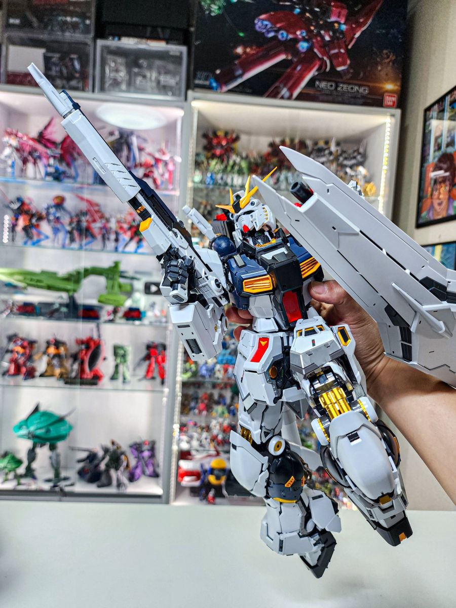 PG 언리쉬드 뉴 건담 기본 무장 포징 영상_1.jpg