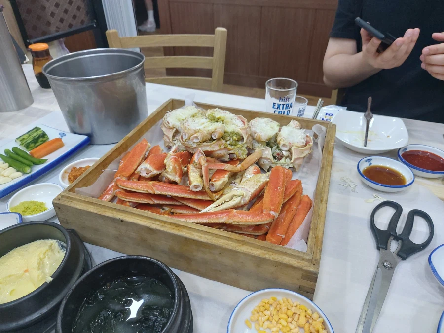 [돼억시니] 예전에 근처 어시장에서 먹은 대게_1.webp