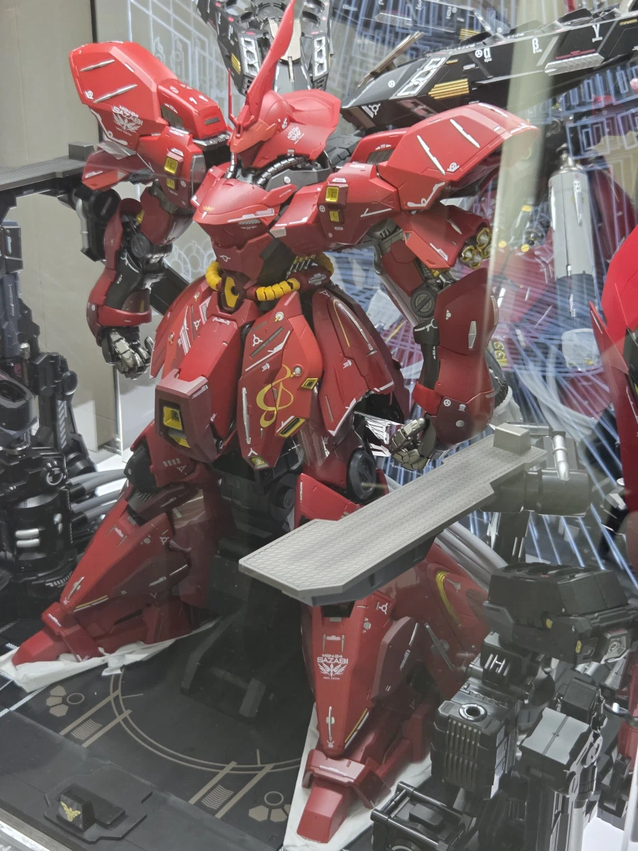 연휴 기념 장식장 재배치 중_10.webp