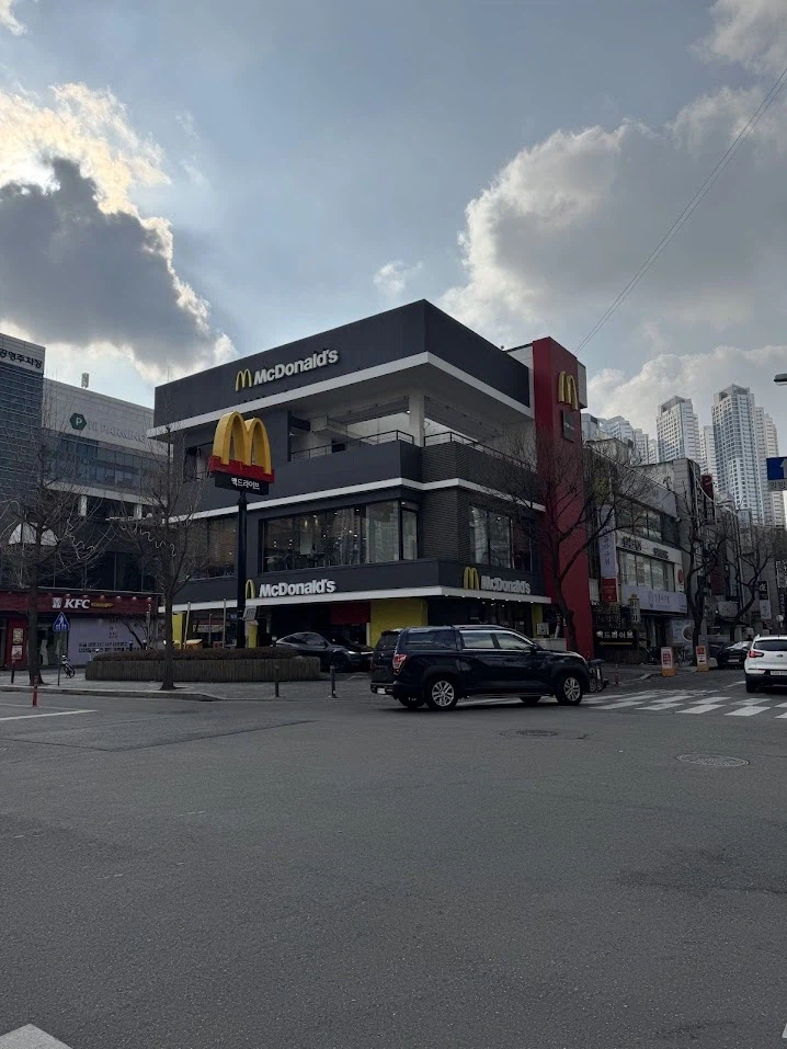 명절엔 맥도날드랑 KFC_1.webp