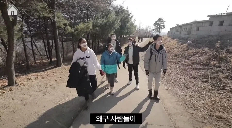 ??? : 이 성벽은 왜구의 침입을 막기위해 쌓은 것으로.._1.webp