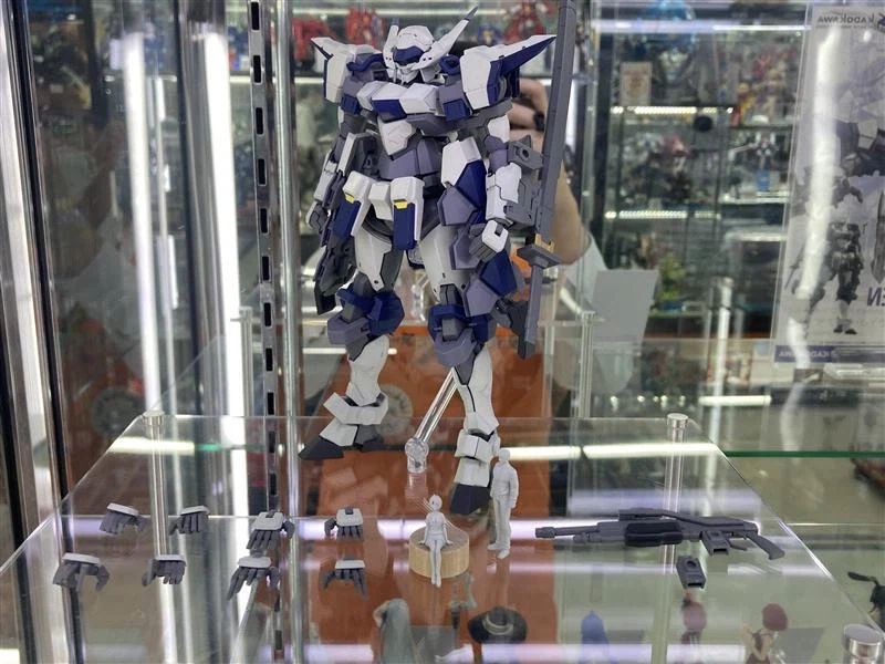 [카도카와] 아주르 레이븐 & 카도프라 신제품 빅 카메라점 전시 사진_2.webp