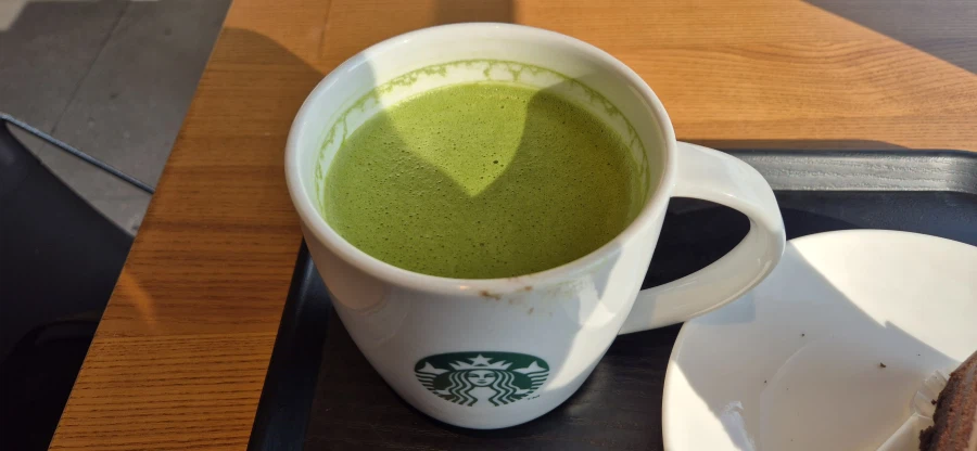 설 연휴 마지막 날에 스타벅스에서 제주 말차 라떼와 케이크를 먹어봤습니다._4.webp