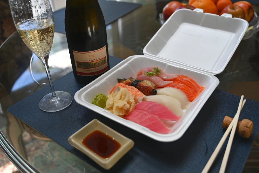 금욜 칼퇴근뒤 포장해온 모듬스시;ㅎ_1.webp