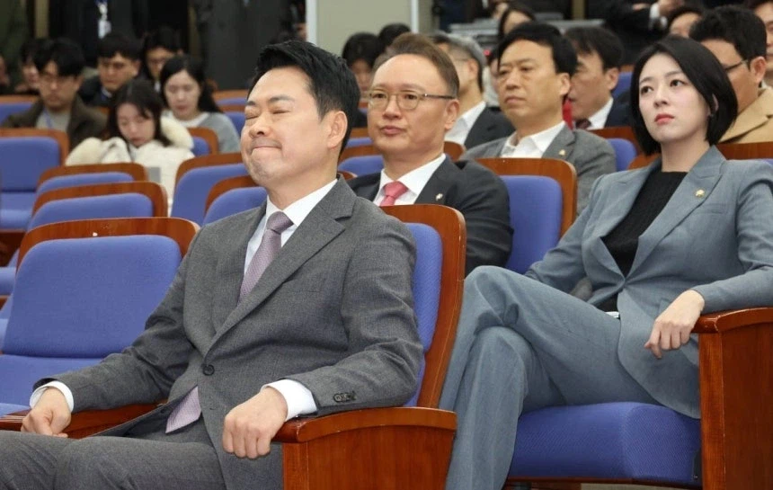 [포토] 장동혁, '뒤통수가 뜨겁네…'_2.webp