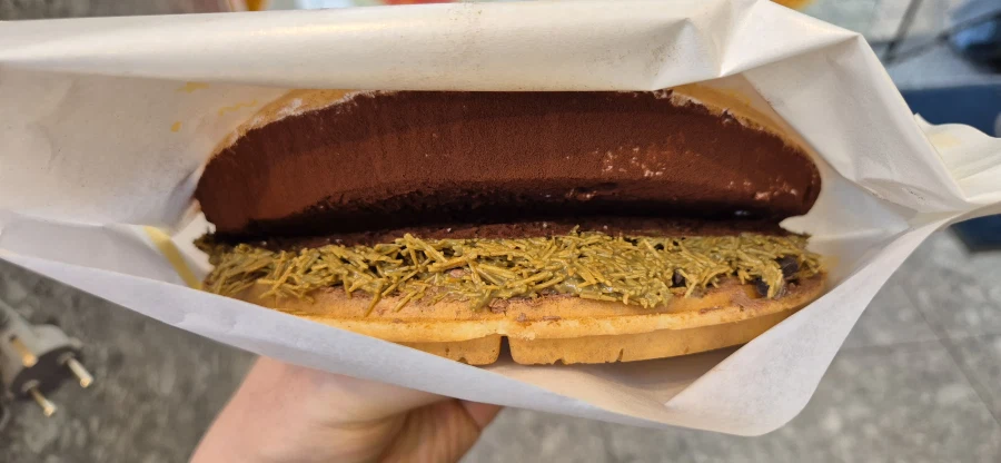 와플대학에서 두바이초코 스노우와플을 먹어봤습니다._2.webp