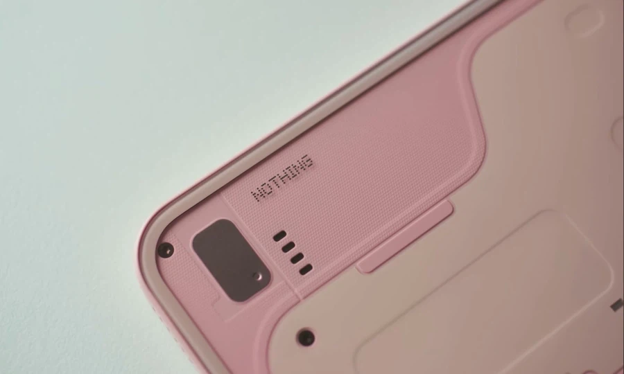 Nothing Phone 4a 모델 핑크 색상 실기 이미지_4.webp