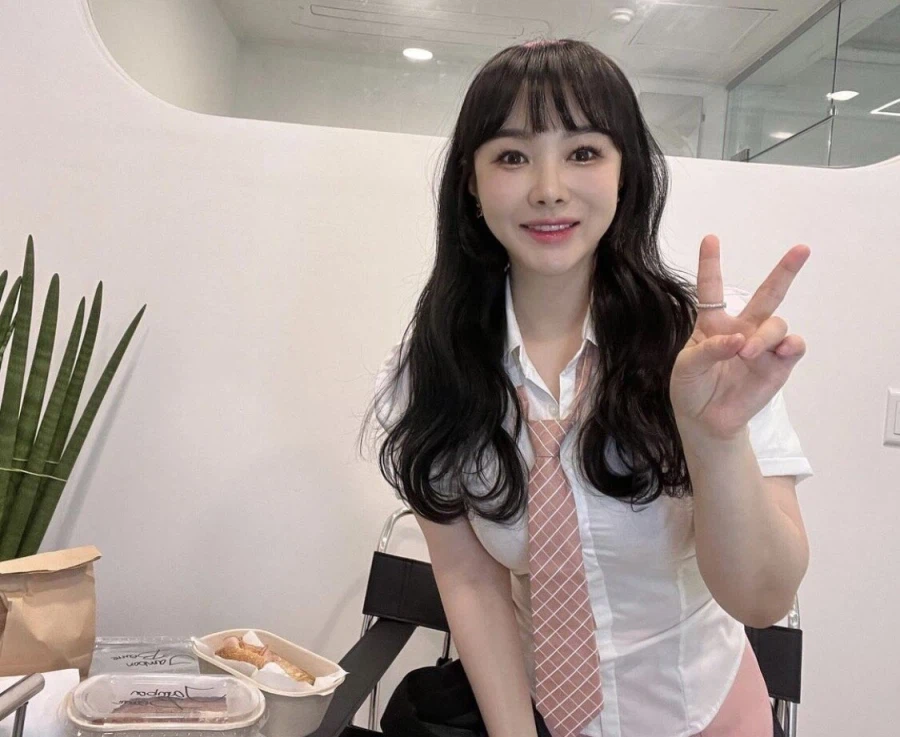 19) 한국사 선생님 교복_2.webp