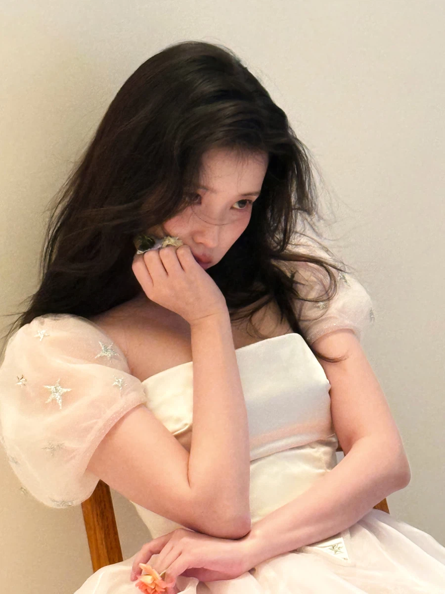 2026.03.03 아이유 베리즈 포스트 사진 보정_1.webp