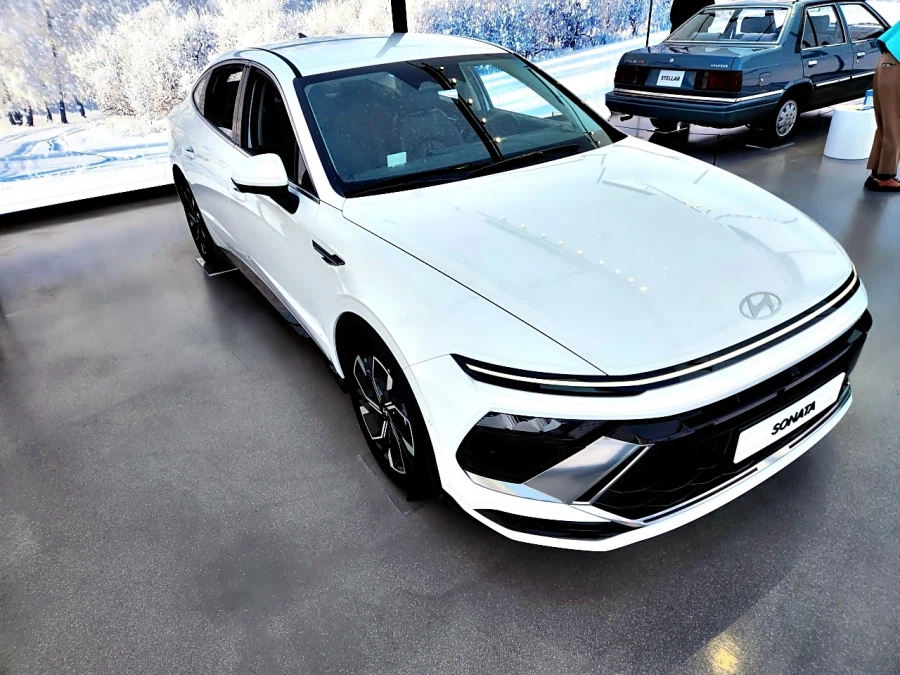 이젠 중형 세단의 뒷좌석 센터 암레스트는 옵션이 되어버렸네요..._1.webp