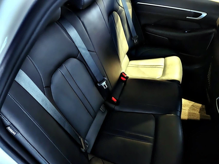 이젠 중형 세단의 뒷좌석 센터 암레스트는 옵션이 되어버렸네요..._2.webp