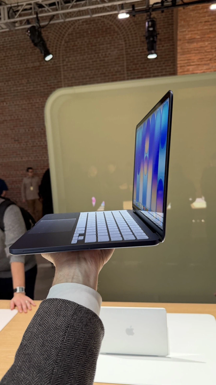 애플 맥북 네오 모델, 전 색상 실기 이미지_9.webp