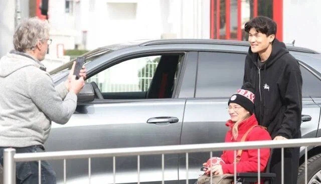 휠체어 탄 팬 위해 차에서 내린 김민재, 올리세는 전속력으로 추월_1.webp