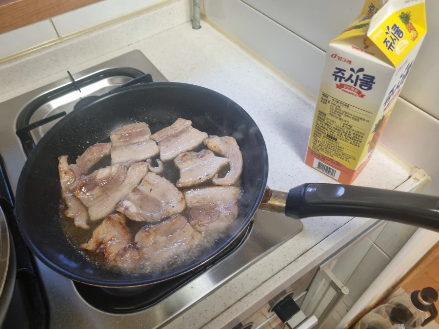 [돼억시니] 삼겹살 + 쿨피스_3.webp