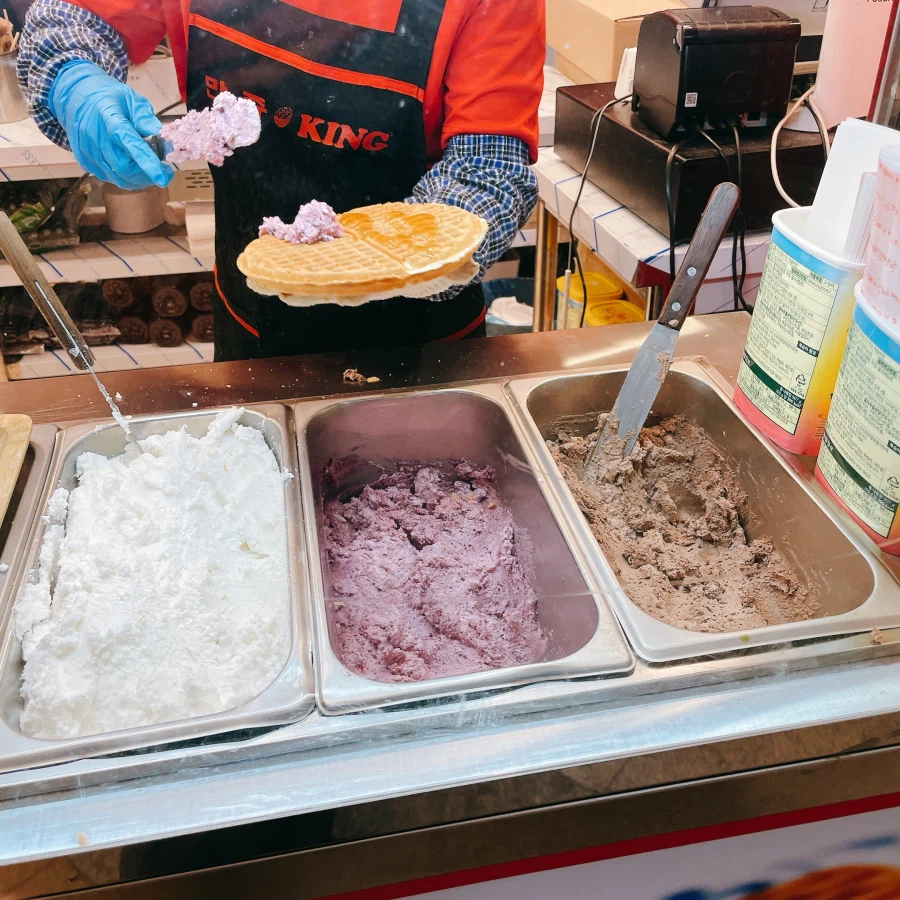 돼억시니) 길거리(?) 와플과 사라다_1.webp