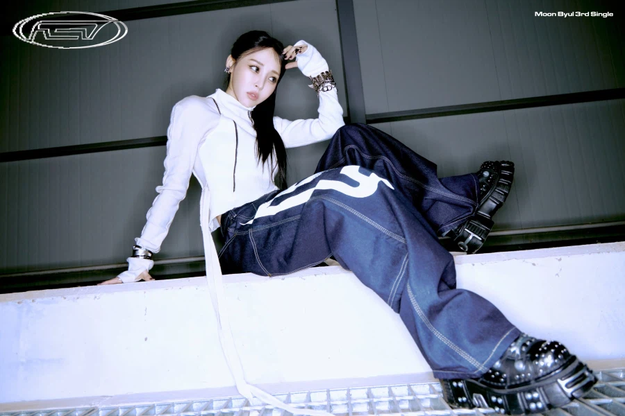 문별 (Moon Byul) 3rd Single [REV] 4TH LAP IMAGE.jpg