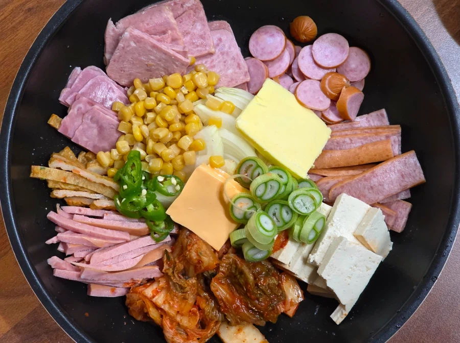 대충 해먹는 부대찌개_1.webp