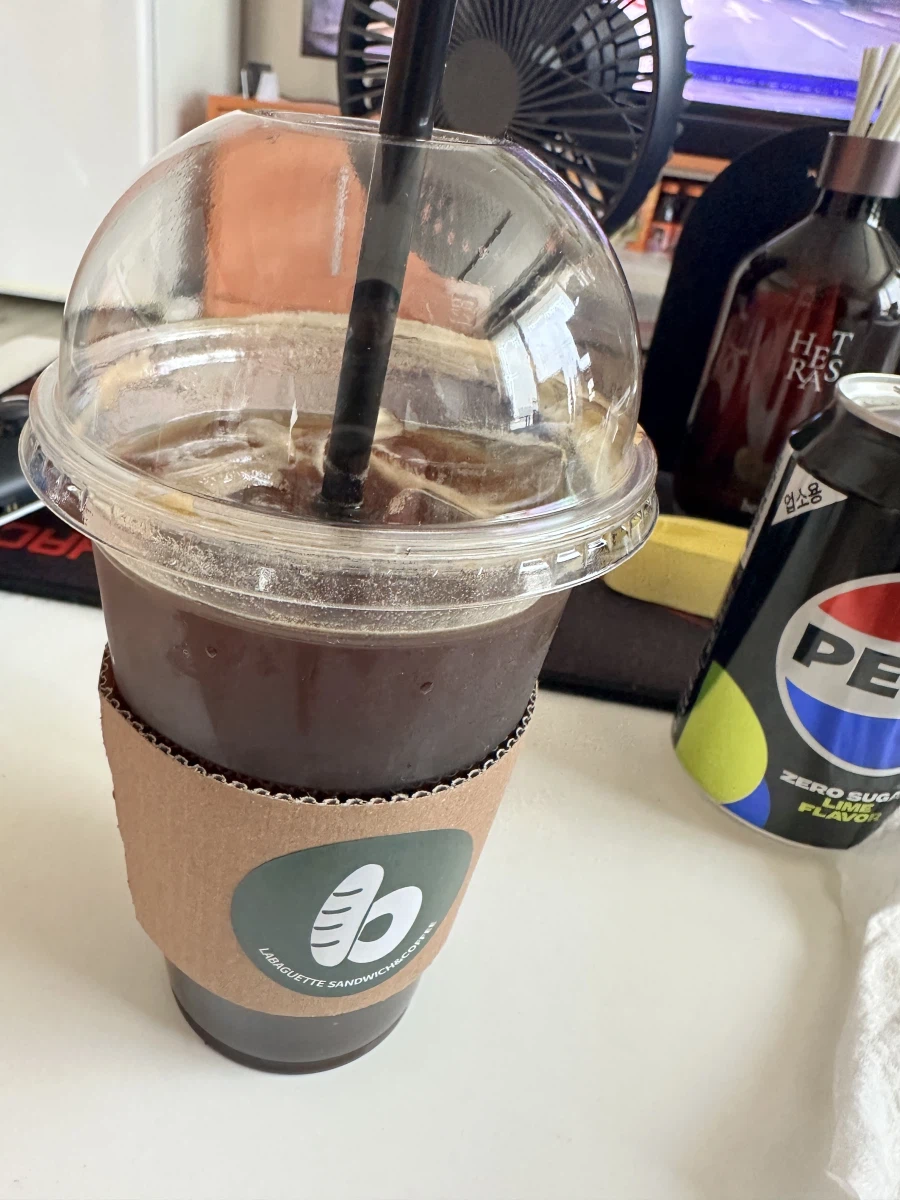 동네 카페의 4000원짜리 아이스아메리카노_1.webp