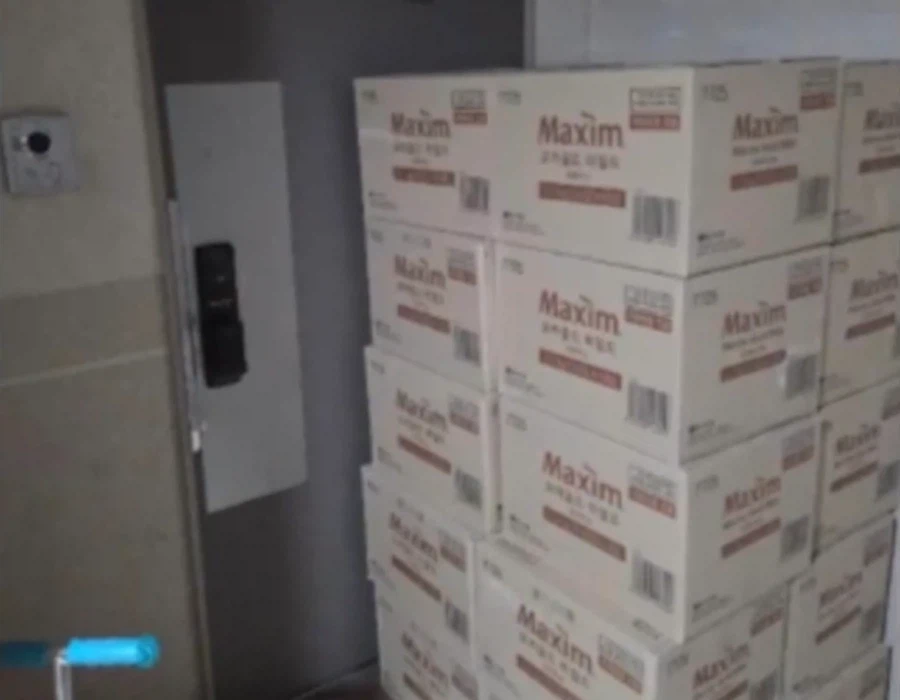 나가려고 현관문 열다 기겁…"택배기사가 테러" 무슨 일_1.webp