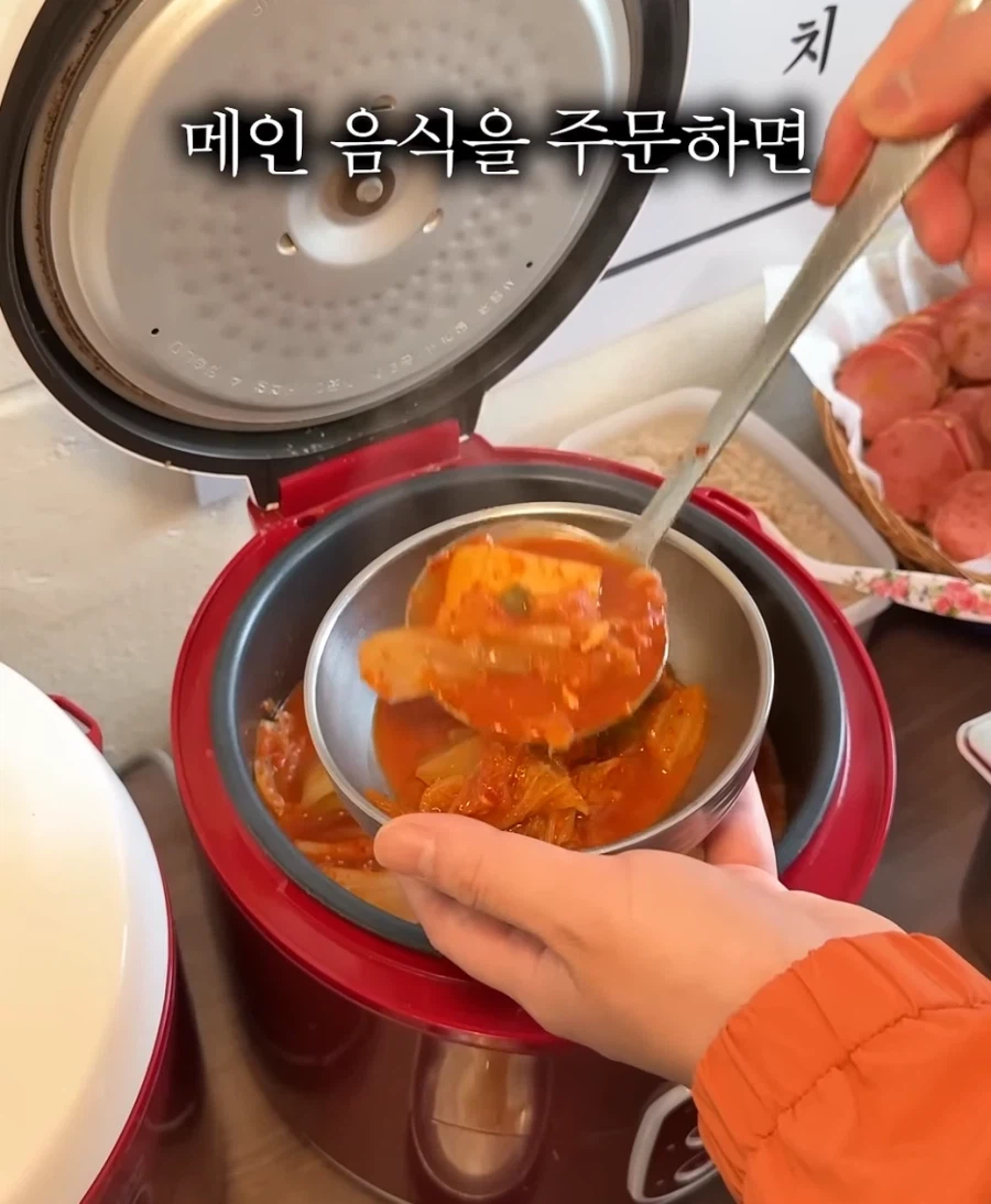 메인 반찬을 시키면 사이드 반찬이 무제한인 밥집_1.webp