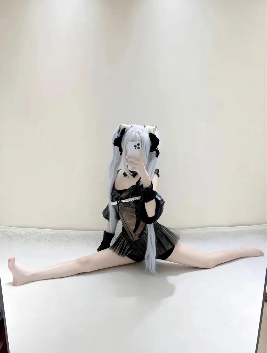 다리를 가만히 놔두지 않는 코스어.jpg_4.webp