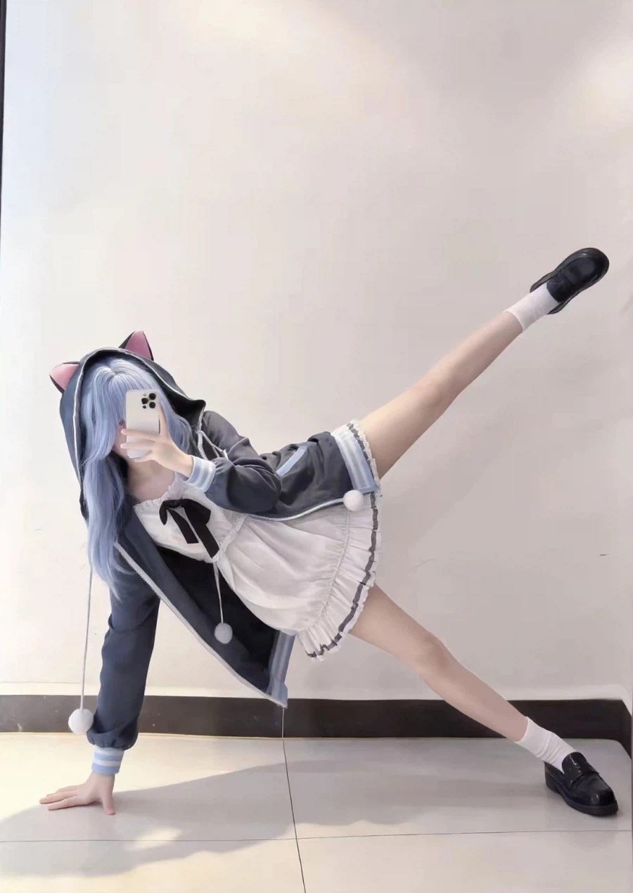 다리를 가만히 놔두지 않는 코스어.jpg_7.webp