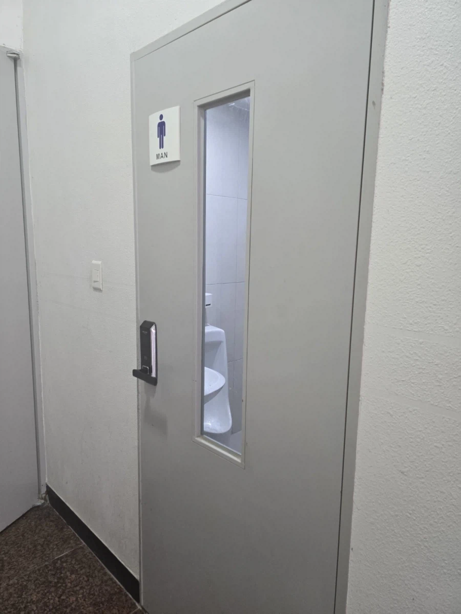 내부가 보이는 화장실_1.webp