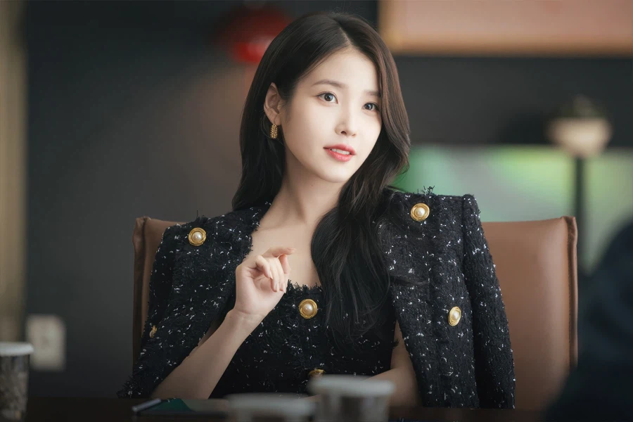 '21세기 대군부인' 새 스틸컷 글자 제거_1.webp