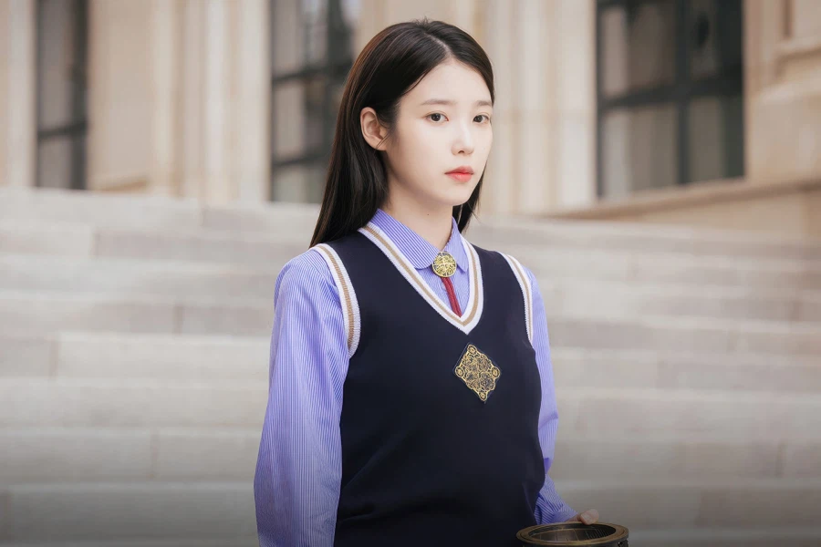 '21세기 대군부인' 새 스틸컷 글자 제거_3.webp