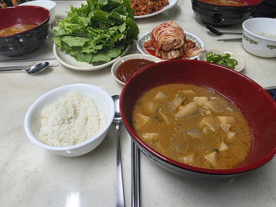 직장에서 3천원씩 걷어서 해먹는 점심 제육쌈밥 된장찌개_7.webp