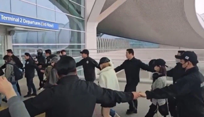 경호원이 공항 게이트에서 ‘강강술래’…연예인 ‘황제 경호’ 이렇게까지_1.webp