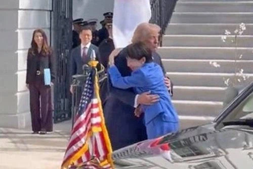 트럼프 "멋진 파트너" 찬사…달려가 와락 포옹한 다카이치(종합)_2.webp