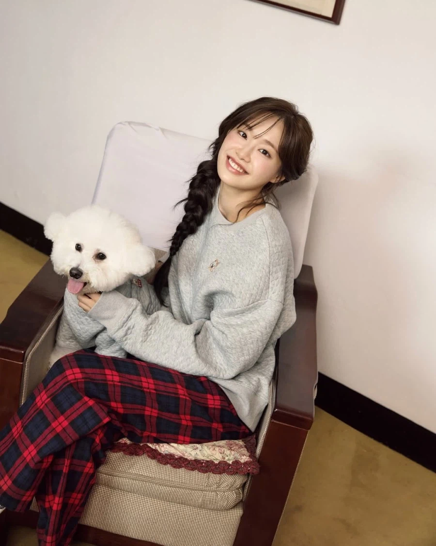 [츄] BYC 광고 촬영 비하인드 : 귀여운 지우 보여줘도 돼?_15.webp