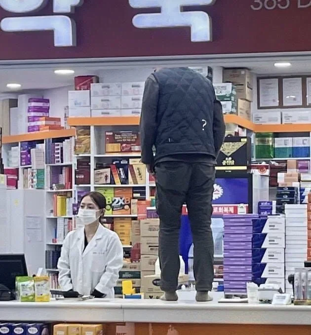 "너... 내가 보이는 구나? 그치?"_1.webp